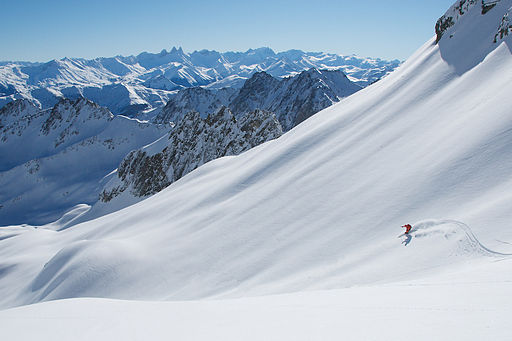 Skifahrer im Tiefschneehang